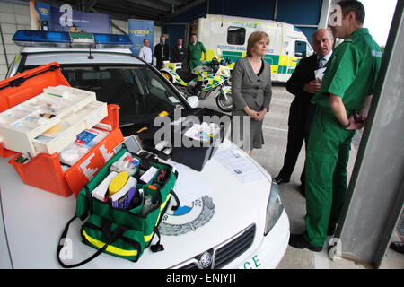 Schottlands dann stellvertretender erster Minister und Gesundheitsminister in der schottischen Exekutive, Nicola Sturgeon MSP, abgebildete sprechen Mitarbeiter bei einem offiziellen Besuch in eine neue Rettungsstation am Peffermill, Edinburgh im Jahr 2007. MS Sturgeon fuhr fort, Schottlands erster Minister im Jahr 2014 werden die Nachfolger von Alex Salmond. Sie führte die Partei zu sein Bestes Ergebnis in britische allgemeine Wahl 2015. Stockfoto