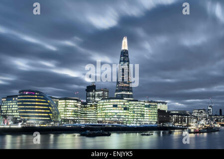 Die Themse in Southwark mit Rathaus, mehr London Riverside, Splitter und HMS Belfast, London, England, UK Stockfoto