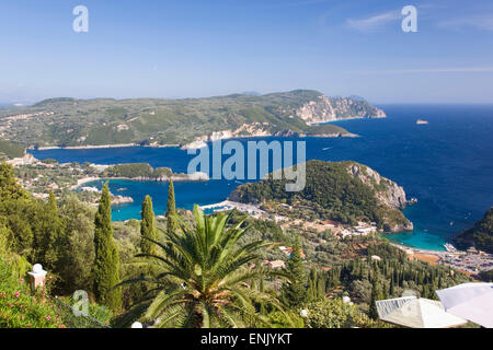 Blick über die Bucht von Liapades aus Sicht der Hügel in der Nähe von Lakones, Paleokastritsa, Korfu, Ionische Inseln, griechische Inseln, Griechenland, Europa Stockfoto