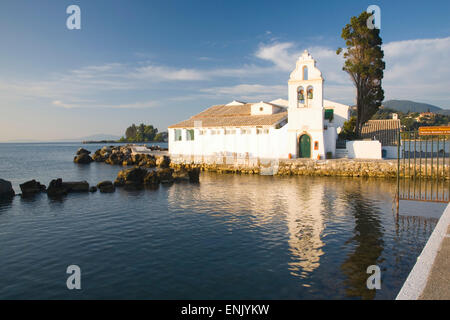 Das Kloster Panagia Vlacherna spiegelt sich im Wasser, Kanoni, Korfu, Corfu, Ionische Inseln, griechische Inseln, Griechenland, Europa Stockfoto