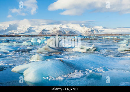 Berge im Hinterland der Eisberge in das gefrorene Wasser der Lagune Jökulsárlón Eisberg, Jökulsárlón, South East Island, Island gesperrt Stockfoto