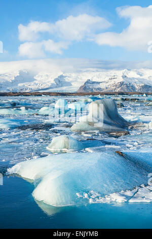 Berge im Hinterland der Eisberge in das gefrorene Wasser der Lagune Jökulsárlón Eisberg, Jökulsárlón, South East Island, Island gesperrt Stockfoto