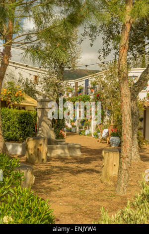 Malvern, Worcestershire, UK 7. Mai 2015.  Eine andalusische Moment stimmte das beste beim Frühlingsfest RHS Malvern Garten zeigen.  Der Garten entworfen und gebaut von Villaggio Verde bringt die Farben und Gefühl des Mittelmeers mit einer spanischen Kleinstadt komplett mit seinen kleinen Gassen und kreativen Bepflanzung. Bildnachweis: Ian Thwaites/Alamy Live-Nachrichten Stockfoto