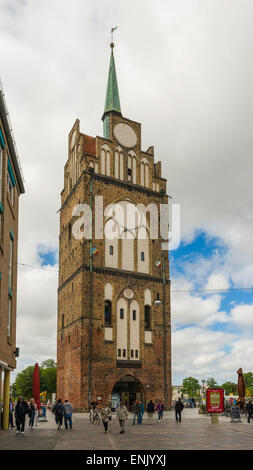 Die Kröpeliner-Turm ("Kröpeliner Tor") war die westlichste der 4 Tore in der historischen Stadtbefestigung von Rostock, Deutschland. Stockfoto