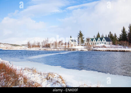 Thingvallabaer und Kirche vom Fluss Oxara, Thingvellir National Park, UNESCO World Heritage Site, Island, Polarregionen Stockfoto