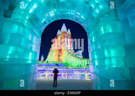 Spektakulär beleuchtete Eisskulpturen an der Harbin Ice and Snow Festival in Harbin, Heilongjiang Provinz, China, Asien Stockfoto