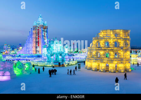 Spektakulär beleuchtete Eisskulpturen an der Harbin Ice and Snow Festival in Harbin, Heilongjiang Provinz, China, Asien Stockfoto