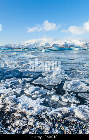 Berge im Hintergrund das gefrorene Wasser Jökulsárlón Eisberg Lagune, Jökulsárlón, Südosten Islands, Polarregionen Stockfoto