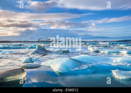 Berge im Hinterland Eisberge in das gefrorene Wasser Jökulsárlón Lagune Jökulsárlón, Südosten Islands, Island gesperrt Stockfoto