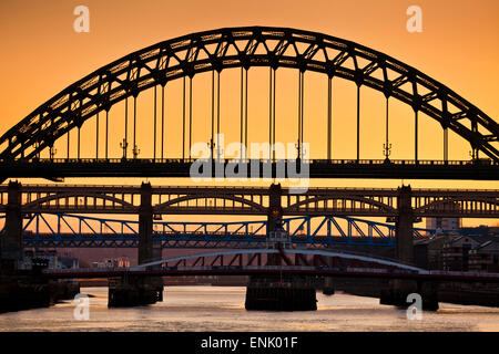 Skyline von Newcastle Upon Tyne, Gateshead mit der Tyne Brücke über Fluß Tyne, Tyne and Wear, Tyneside, England, Vereinigtes Königreich Stockfoto