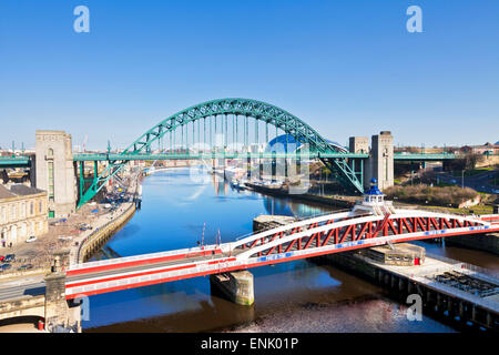 Newcastle Upon Tyne Stadt mit Tyne Bridge und Drehbrücke über den Fluss Tyne, Gateshead, Tyne and Wear, England, Vereinigtes Königreich Stockfoto