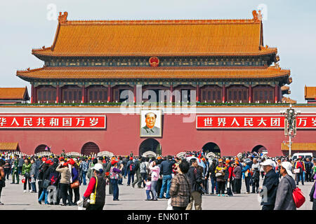 Tiananmen Sqaure vor Porträt von Mao Zedong am Tor des himmlischen Friedens (Tiananmen-Tor), Beijing, China, Asien Stockfoto