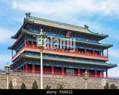 Kunstvollen traditionellen chinesischen Zhengyangmen Tor in der Nähe von Platz des himmlischen Friedens in Peking, China, Zentralasien Stockfoto