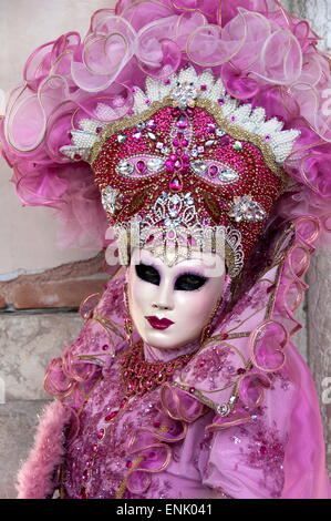 Lady in einem rosa Kleid und Bejeweled Hut, Karneval in Venedig, Venedig, Veneto, Italien, Europa
