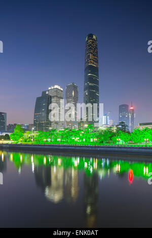 International Finance Centre und Wolkenkratzer in Zhujiang New Town in der Abenddämmerung, Tianhe, Guangzhou, Guangdong, China, Asien Stockfoto