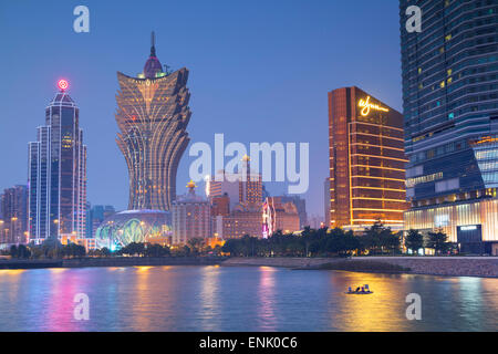 Grand Lisboa und Wynn Hotel und Casino bei Dämmerung, Macau, China, Asien Stockfoto