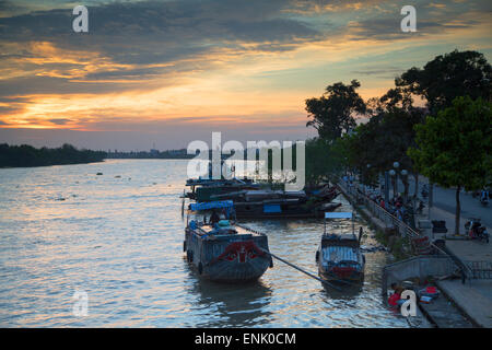 Boote auf Ben Tre Fluss bei Sonnenuntergang, Ben Tre, Mekong-Delta, Vietnam, Indochina, Südostasien, Asien Stockfoto