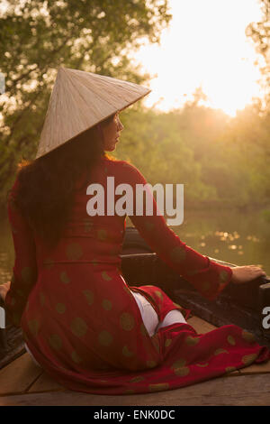 Frau trägt Ao Dai Kleid im Boot, Can Tho, Mekong-Delta, Vietnam, Indochina, Südostasien, Asien Stockfoto