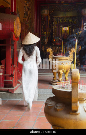 Frau trägt Ao Dai Kleid bei Ha Chuong Hoi Quan Pagode, Cholon, Ho-Chi-Minh-Stadt, Vietnam, Indochina, Südostasien, Asien Stockfoto