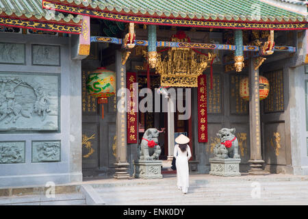 Frau trägt Ao Dai Kleid bei Nghia An Hoi Quan Pagode, Cholon, Ho-Chi-Minh-Stadt, Vietnam, Indochina, Südostasien, Asien Stockfoto