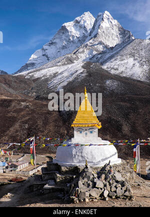 Buddhistische Stupa außerhalb der Stadt von Dingboche im Himalaya, Nepal, Asien Stockfoto