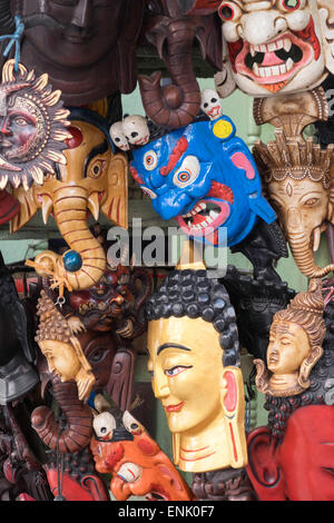 Masken zum Verkauf in einem Geschäft in Kathmandu, Nepal, Asien Stockfoto