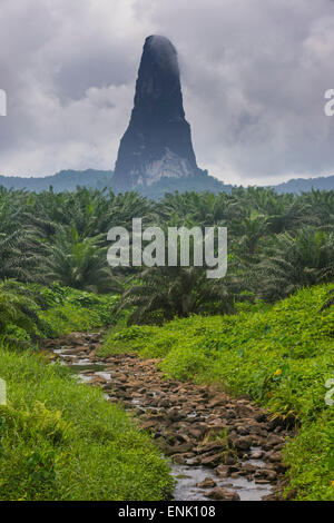 Kleiner Bach führt zu der ungewöhnlichen Monolith, Pico Cao Grande, Ostküste von São Tomé, Sao Tome und Principe, Atlantik Stockfoto