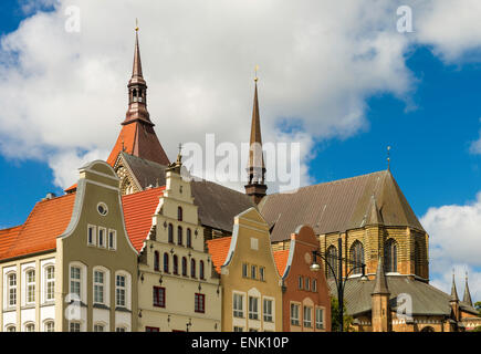 Gebäude auf der Westseite von Neuer Markt, "Neue Markt" mit St.-Marien Kirche, in der Hansestadt Rostock, Deutschland. Stockfoto