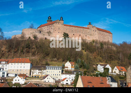 Renaissance Schloss Plassenburg mit Kirche von St. Petri in den Vordergrund, Kulmbach, Upper Franconia, Bayern, Deutschland Stockfoto