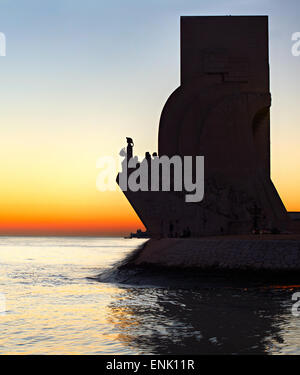 Denkmal der Entdeckungen in Lissabon bei Sonnenuntergang, Portugal Stockfoto