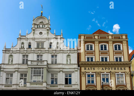 Gebäude auf der Westseite von Neuer Markt, "Neue Markt" in der Hansestadt Rostock, Deutschland. Stockfoto