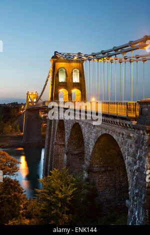 Menai Hängebrücke in der Nacht, gebaut im Jahre 1826 von Thomas Telford, Bangor, Gwynedd, Wales, Vereinigtes Königreich, Europa Stockfoto