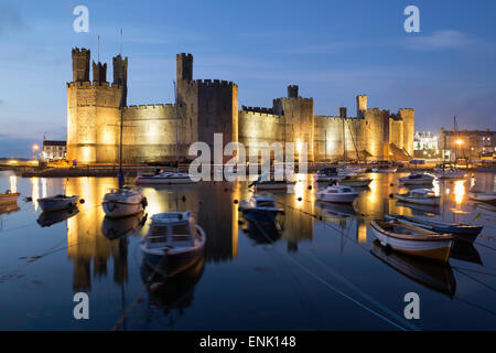 Caernarfon Castle, UNESCO-Weltkulturerbe auf der Fluss-Seiont, Caernarfon, Snowdonia, Gwynedd, Wales, Vereinigtes Königreich Stockfoto