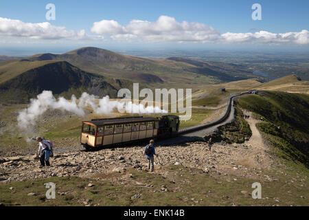 Snowdon Mountain Railway Zug und den Pfad von Llanberis, Snowdon, Snowdonia-Nationalpark, Gwynedd, Wales; Vereinigtes Königreich, Europa Stockfoto