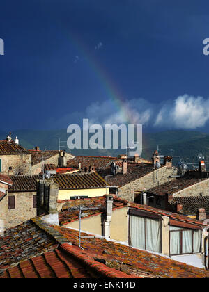 Doppelter Regenbogen in den Himmel nach dem Regen. Cortona, Toskana, Italien Stockfoto