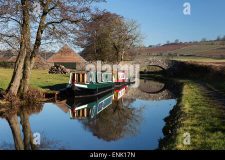 Lastkähne auf Monmouthshire und Brecon Canal, Pencelli, Brecon Beacons National Park, Powys, Wales, Vereinigtes Königreich, Europa Stockfoto