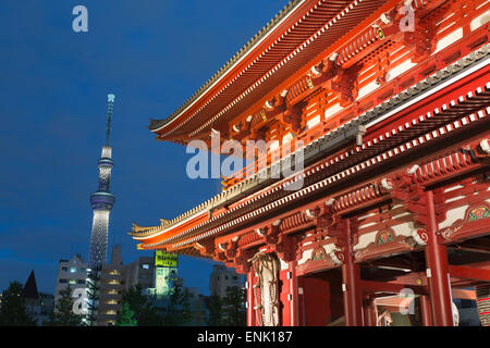 Senso-Ji Tempel und Skytree Turm bei Nacht, Asakusa, Tokio, Japan, Asien Stockfoto