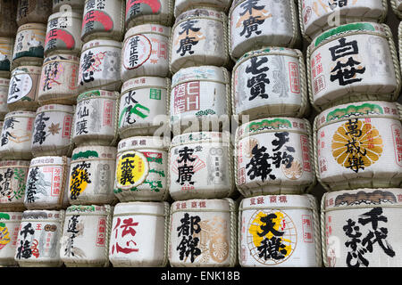 Fässer von Sake eingewickelt in Stroh an der Meiji Jingu, Tokio, Japan, Asien Stockfoto