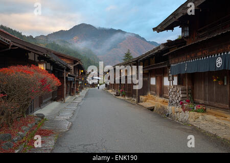 Holzhäuser stellen der alten Stadt, Tsumango, Kiso-Tal Nakasendo, zentralen Honshu, Japan, Asien Stockfoto