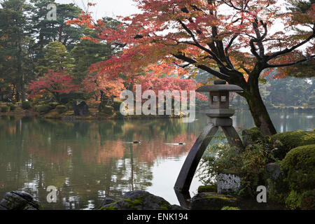 Kenrokuen Garten mit Kotojitoro Laterne im Herbst, Kanazawa, Präfektur Ishikawa, zentralen Honshu, Japan, Asien Stockfoto