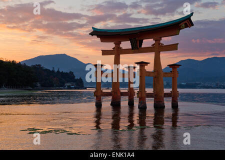 Das schwimmende Miyajima Torii-Tor des Itsukushima-Schrein bei Sonnenuntergang, UNESCO, Insel Miyajima, westlichen Honshu, Japan, Asien Stockfoto