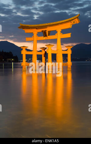 Das schwimmende Miyajima Torii-Tor des Itsukushima-Schrein bei Dämmerung, UNESCO, Insel Miyajima, westlichen Honshu, Japan, Asien Stockfoto