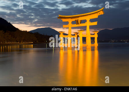 Das schwimmende Miyajima Torii-Tor des Itsukushima-Schrein bei Dämmerung, UNESCO, Insel Miyajima, westlichen Honshu, Japan, Asien Stockfoto