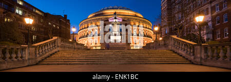 Außenseite der Royal Albert Hall in der Nacht, Kensington, London, England, Vereinigtes Königreich, Europa Stockfoto