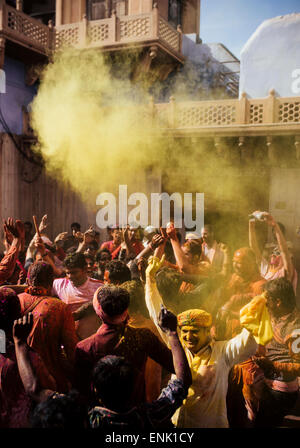 Lathmar Holi Feierlichkeiten im Nand Rae Temple, Nandagaon, Braj, Uttar Pradesh, Indien, Asien Stockfoto