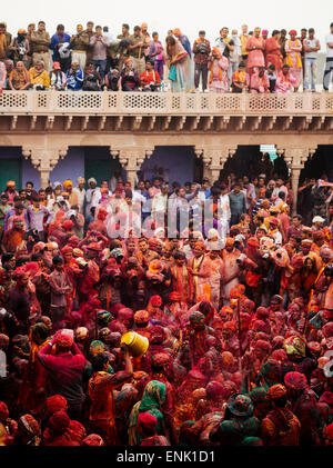 Lathmar Holi Feierlichkeiten im Nand Rae Temple, Nandagaon, Braj, Uttar Pradesh, Indien, Asien Stockfoto