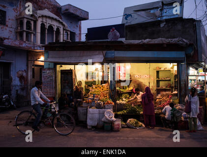 Straße Gemüsehändler bei Nacht, Agra, Uttar Pradesh, Indien, Asien Stockfoto