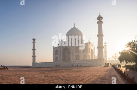 Morgendämmerung am Taj Mahal, UNESCO-Weltkulturerbe, Agra, Uttar Pradesh, Indien, Asien Stockfoto
