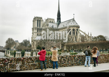 Die Liebe Sperre Brücke (Pont de l'Archeveche) mit Blick auf Notre Dame, Paris, Frankreich, Europa Stockfoto