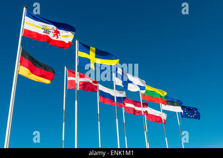 Baltischen europäischen nationalen Fahnen an einem sonnigen Tag an der Strandpromenade von Warnemünde, Rostock, Deutschland, Europa Stockfoto